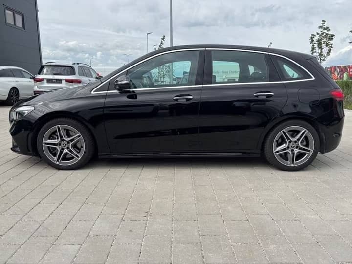 Slika prikazuje vanjski dio automobila (bočna strana).