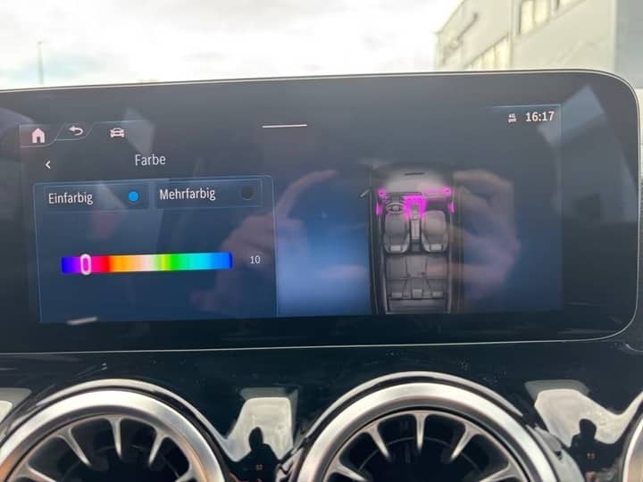 Slika prikazuje unutrašnjost vozila s infotainment zaslonom.