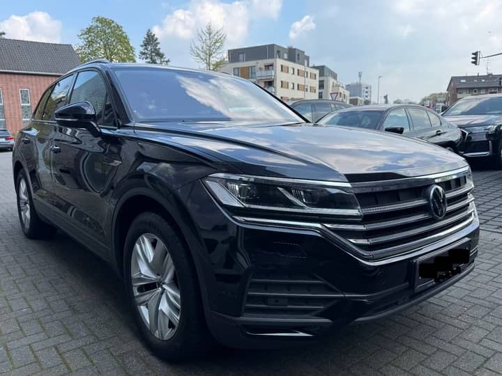 Slika prikazuje vanjštinu vozila – prednji dio i karoseriju.