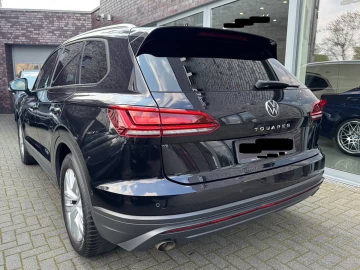 Slika prikazuje vanjski dio automobila.