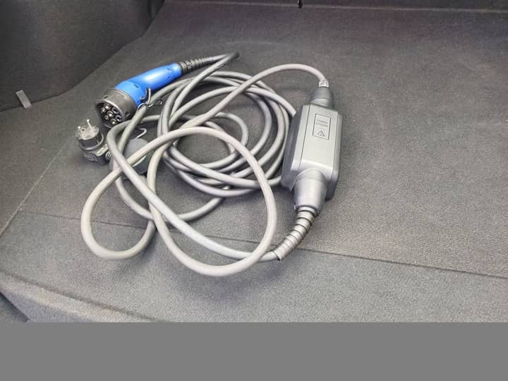 Slika prikazuje dodatnu opremu (kabel) bez jasnog automobila.