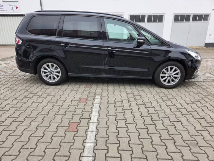 Slika prikazuje vanjštinu vozila (bočni pogled).
