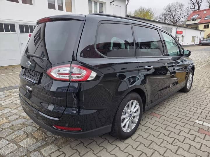 Slika prikazuje vanjski izgled vozila (stražnji dio).