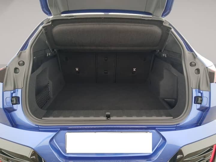 Slika prikazuje prtljažnik automobila iznutra.