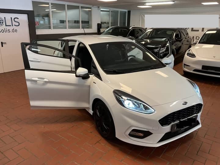 Slika prikazuje vanjštinu vozila u showroomu.