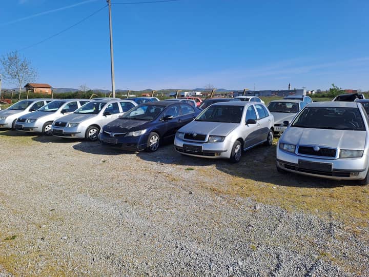 Slika prikazuje vanjštinu vozila (eksterijer) na parkingu.