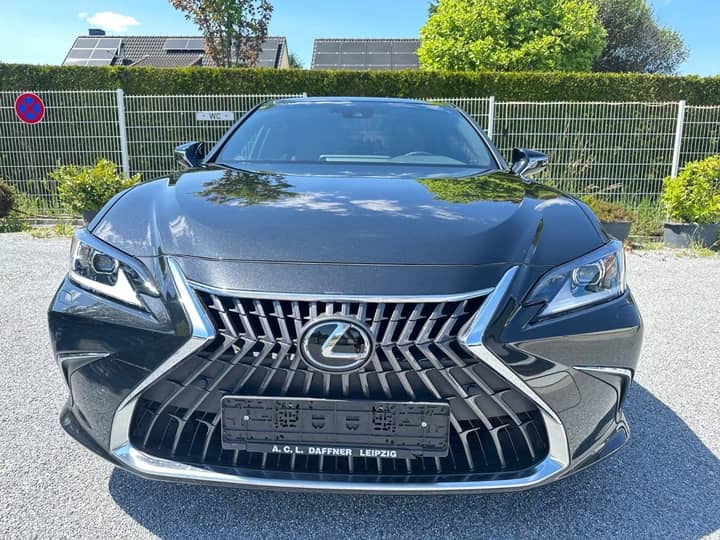 Slika prikazuje vanjsku karoseriju automobila.