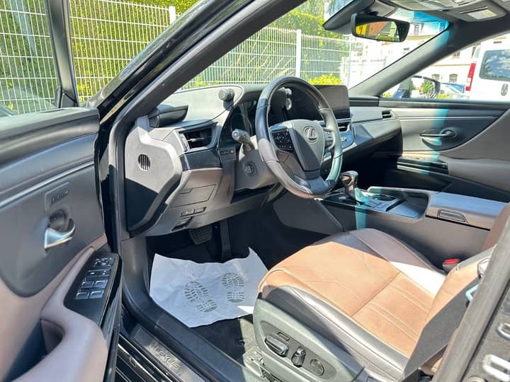 Slika prikazuje unutrašnjost vozila (volan i sjedala).