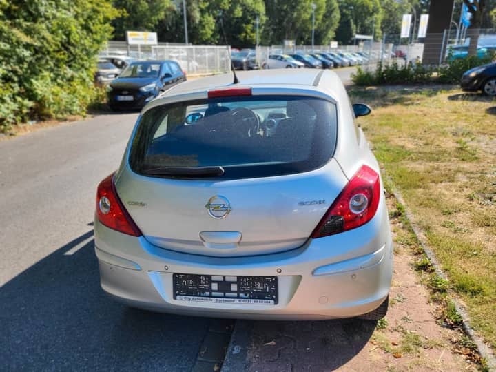 Slika prikazuje vanjski izgled vozila (stražnji dio).