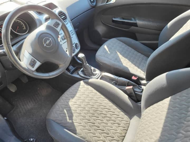 Slika prikazuje unutrašnjost automobila (volan i sjedala).