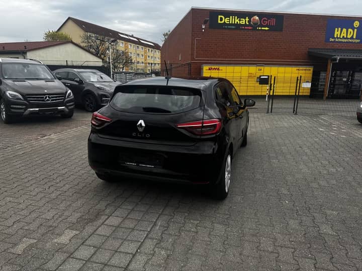 Slika prikazuje vanjštinu vozila (stražnji dio).