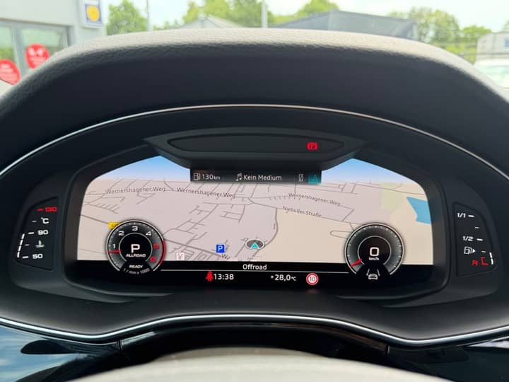 Slika prikazuje unutrašnjost vozila – instrument ploča i navigacijski zaslon.