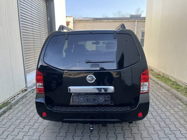 Slika prikazuje stražnji dio vozila, eksterijer.