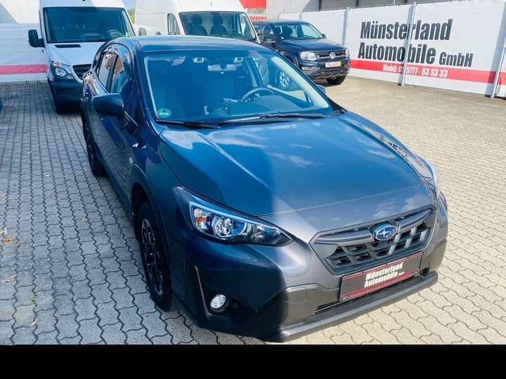 Slika prikazuje vanjsku karoseriju automobila (prednji dio).