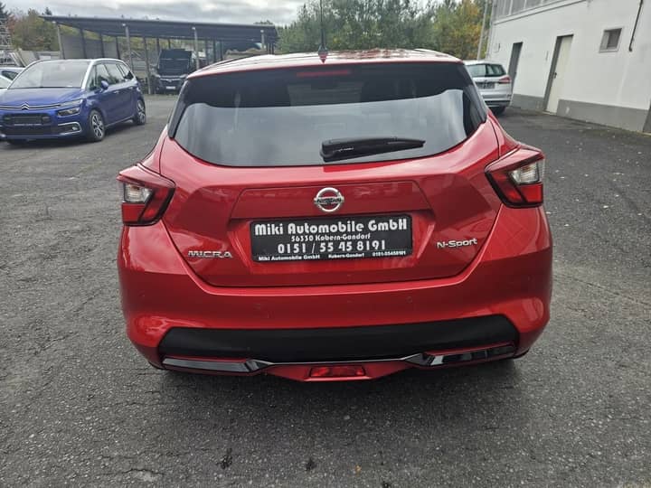 Slika prikazuje vanjski izgled vozila (stražnji dio karoserije).