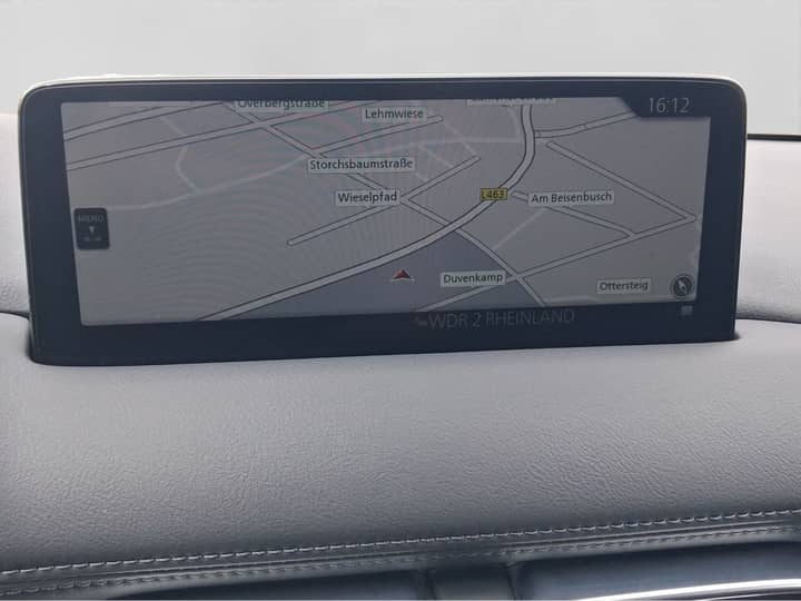 Slika prikazuje unutrašnjost vozila (infotainment zaslon).