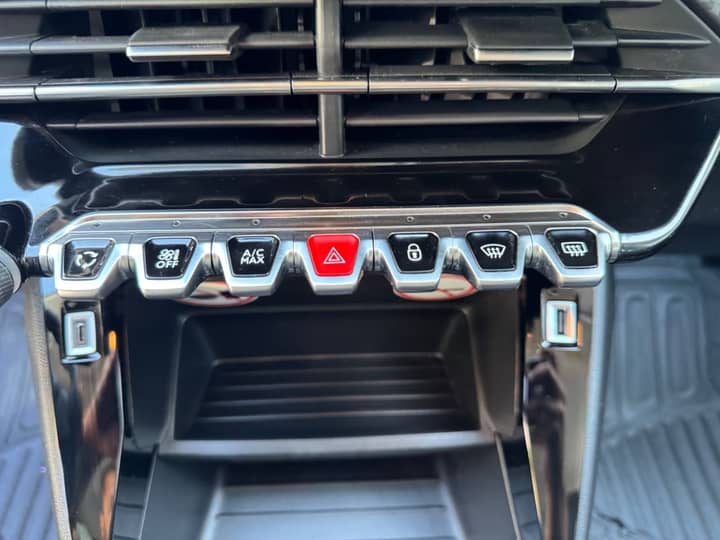 Slika prikazuje unutrašnjost vozila – središnji dio konzole.