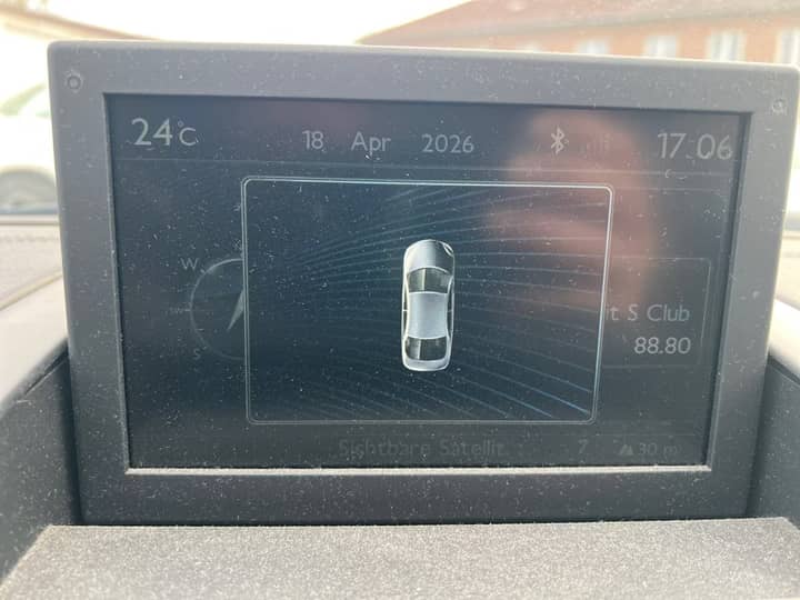 Slika prikazuje unutrašnjost vozila, sredinski zaslon i ploču.