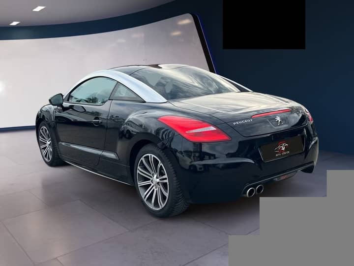 Slika prikazuje vanjštinu automobila (eksterijer).