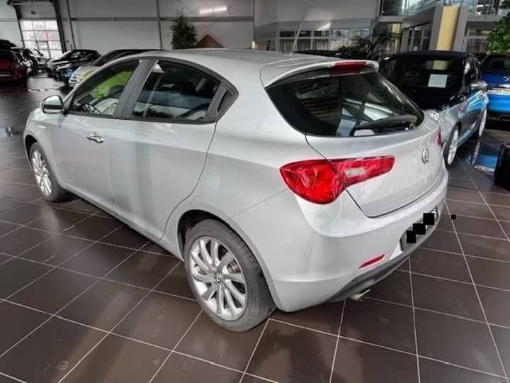 Slika prikazuje vanjsku stranu automobila (karoserija i kotači).