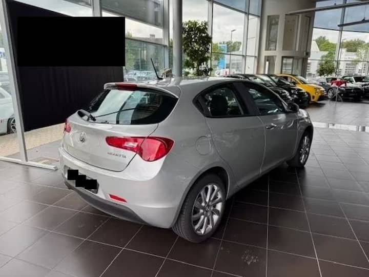 Slika prikazuje vanjštinu automobila (eksterijer).