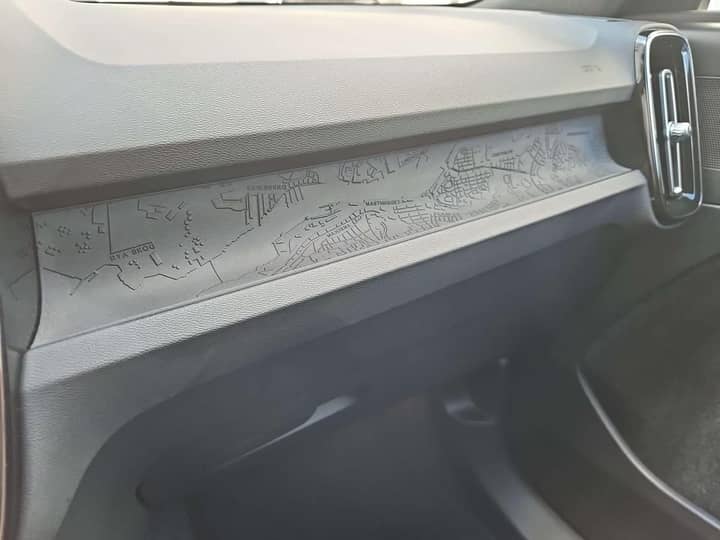 Slika prikazuje unutrašnjost vozila (dashboard i panel).