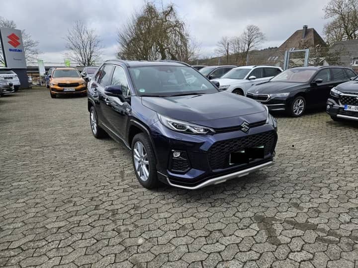 Slika prikazuje vanjštinu vozila (eksterijer) na parkingu.