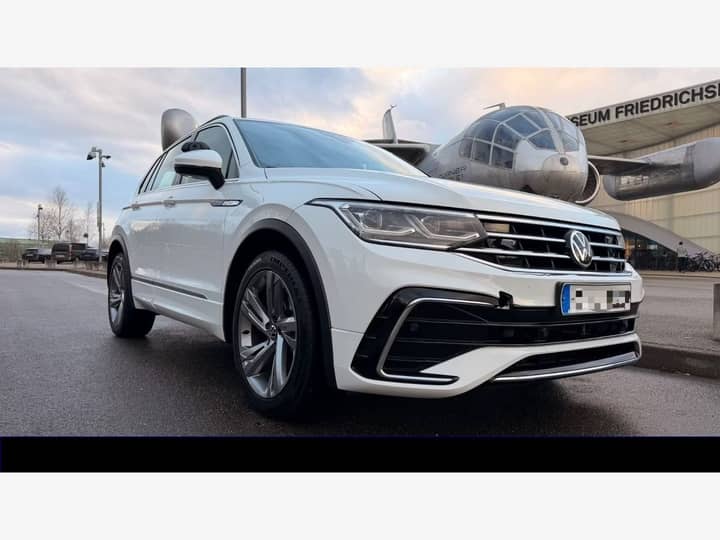 Slika prikazuje vanjsku karoseriju automobila (prednji dio).