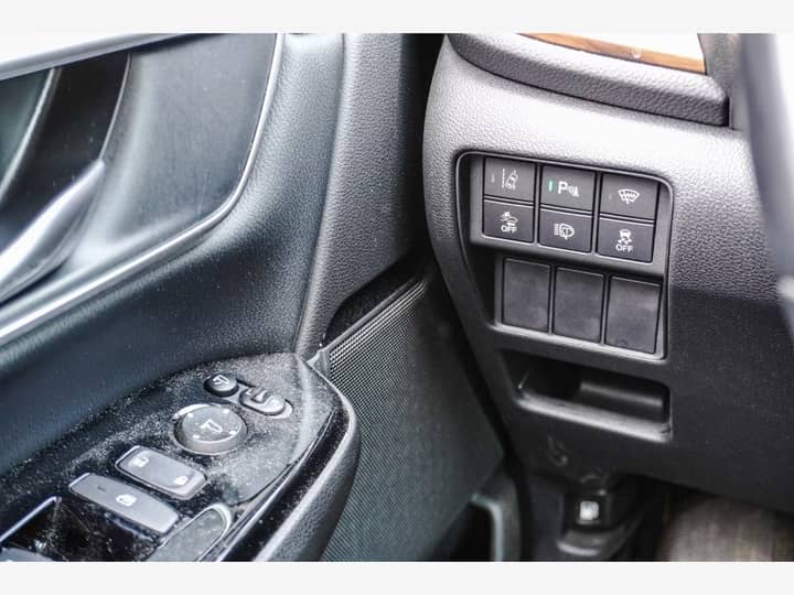 Slika prikazuje unutrašnjost vozila, kontrole na vratima i instrumentnoj ploči.