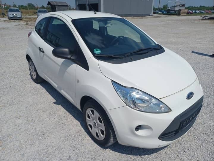 Slika prikazuje vanjštinu vozila, karoserija i svjetla.
