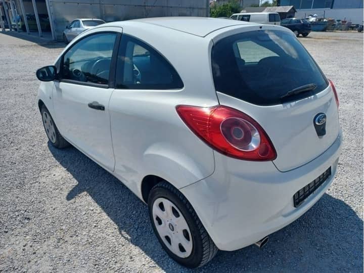 Slika prikazuje vanjštinu vozila, stražnji dio karoserije.