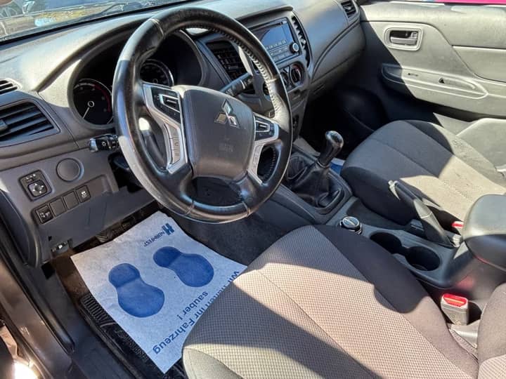 Slika prikazuje unutrašnjost vozila (volan i sjedala).