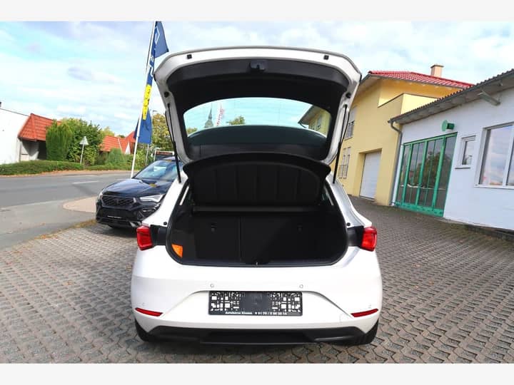 Slika prikazuje vanjski dio automobila (stražnji pogled s otvorenim prtljažnikom).