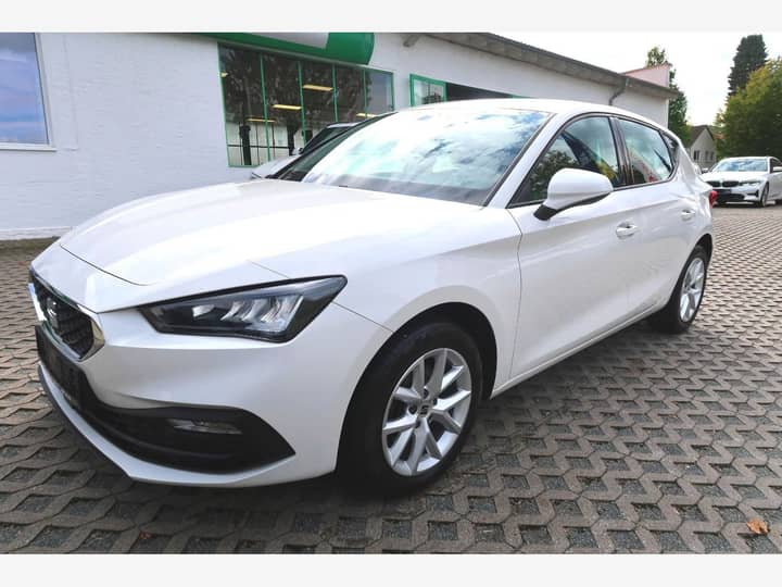 Slika prikazuje vanjski dio automobila (karoserija i kotači).