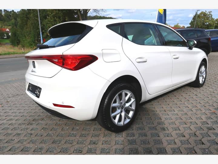 Slika prikazuje vanjsku stranu automobila.