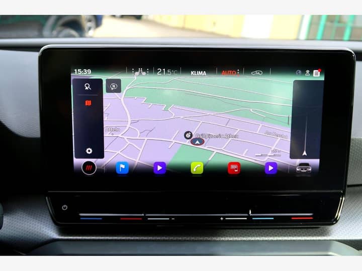 Slika prikazuje unutrašnjost vozila – središnji ekran infotainment sustava.