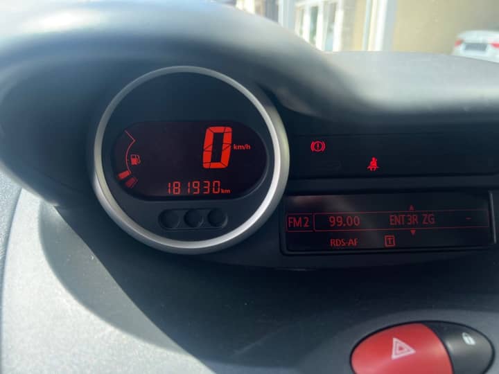 Slika prikazuje unutrašnjost vozila: instrument ploča i volan.