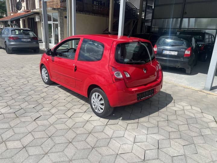 Slika prikazuje eksterijer vozila (vanjska karoserija).