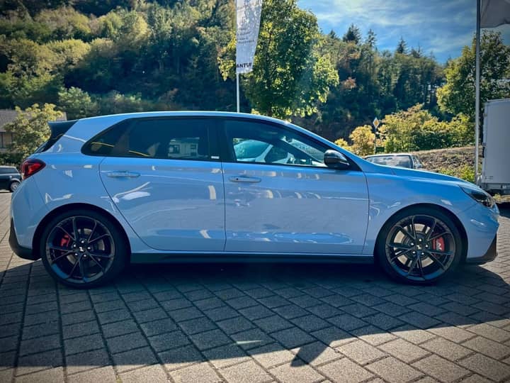 Slika prikazuje vanjsku karoseriju automobila s bočnim profilom.