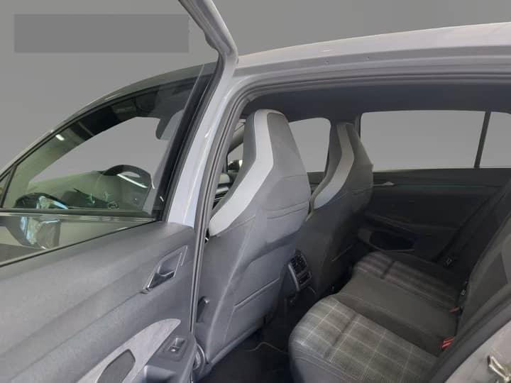 Slika prikazuje unutrašnjost vozila – sjedala i presvlake.