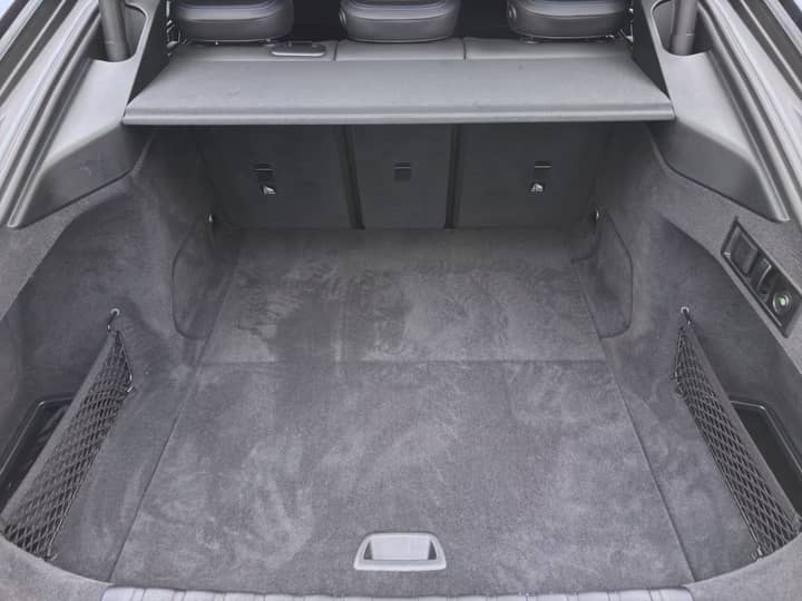 Slika prikazuje unutrašnjost prtljažnika automobila.