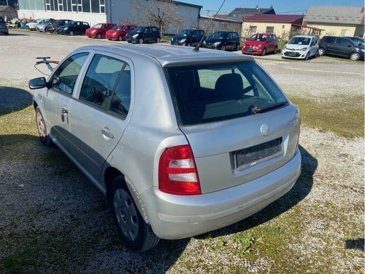 Slika prikazuje vanjski dio vozila.