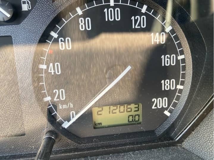 Slika prikazuje unutrašnjost vozila — instrument ploča.