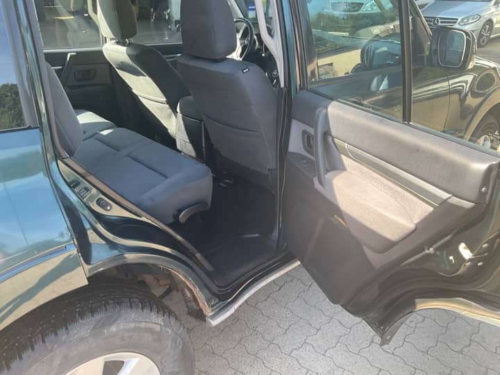 Slika prikazuje unutrašnjost vozila – zadnja vrata i sjedala.