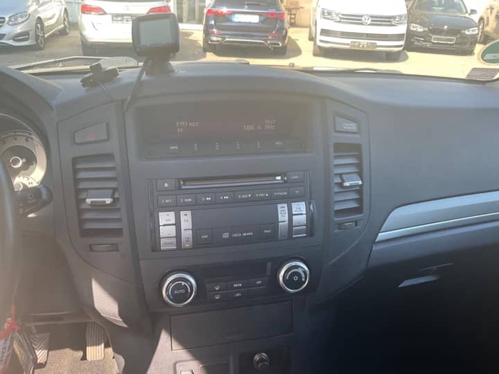 Slika prikazuje unutrašnjost vozila (instrument ploča i središnji panel).