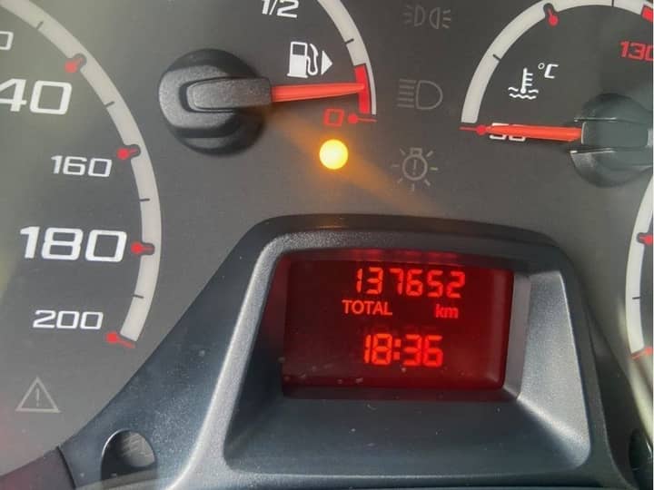 Slika prikazuje unutrašnjost vozila: instrument ploča i zaslon.