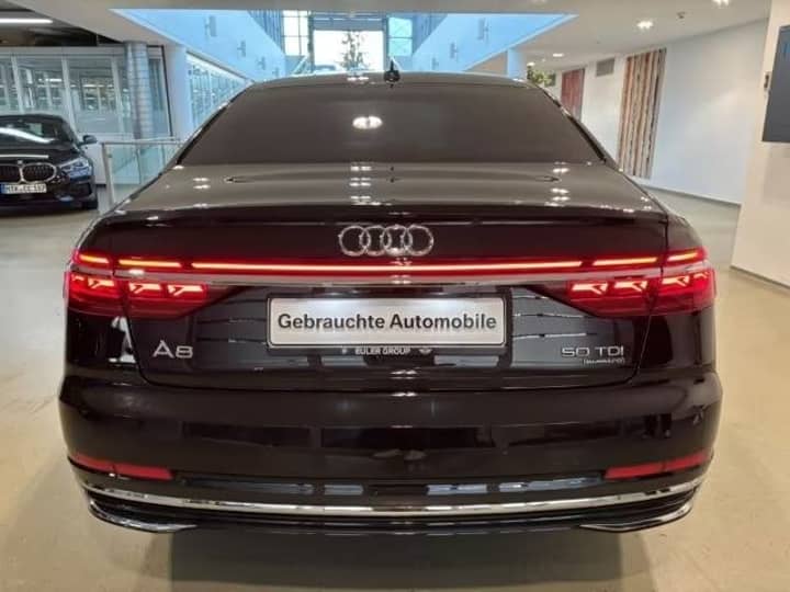 Slika prikazuje vanjski dio vozila, stražnji kraj automobila.