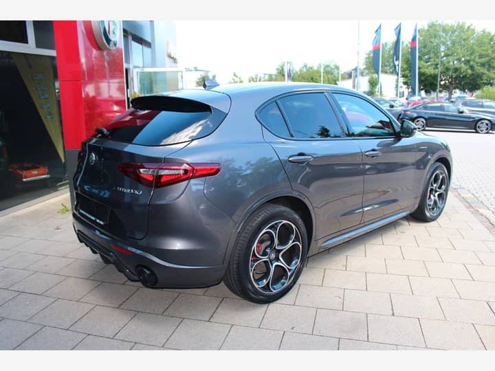 Slika prikazuje vanjsku karoseriju automobila.