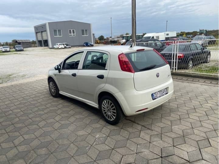 Slika prikazuje vanjski dio vozila (eksterijer).