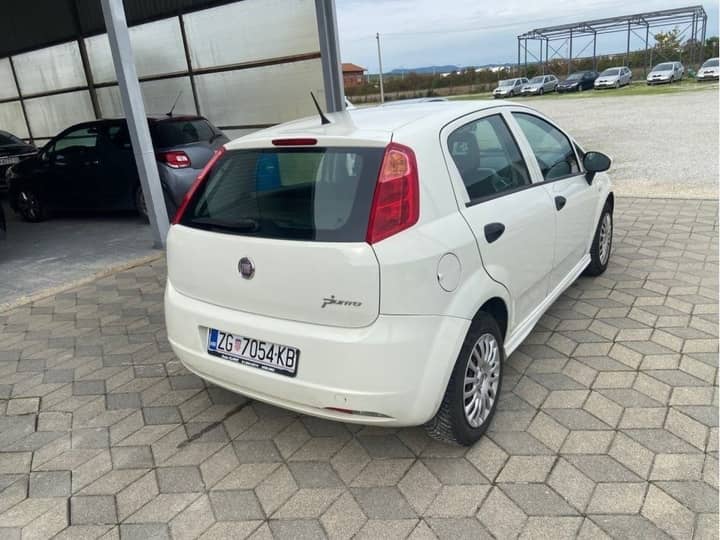 Slika prikazuje vanjštinu vozila (stražnji dio).